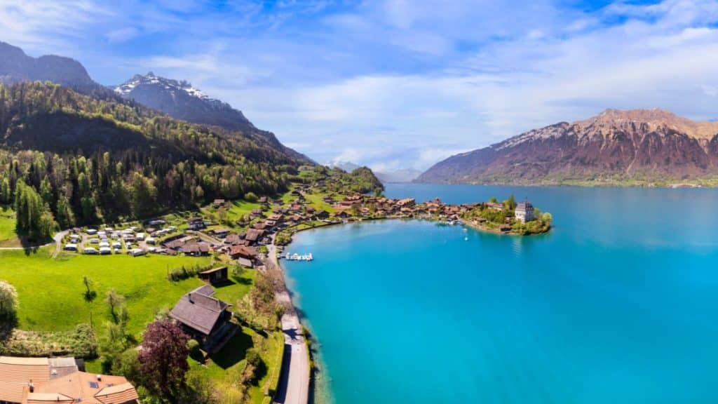 Lac turquoise suisse de Brienz avec ses eaux cristallines et sommets alpins