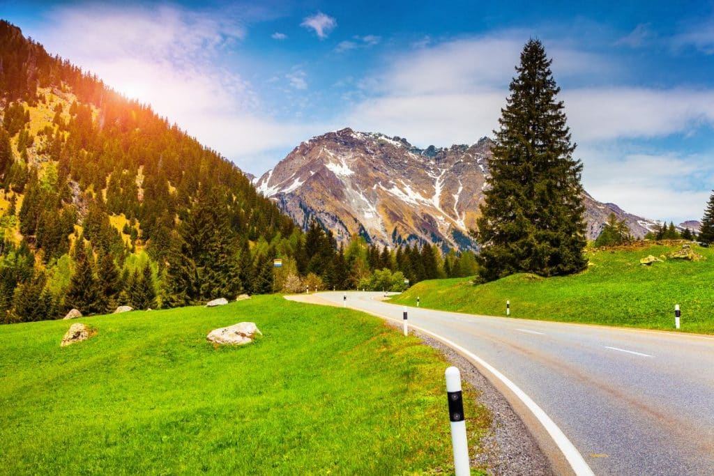 Une route le matin dans les Alpes de Suisse