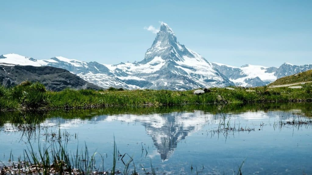 Reflet du Cervin dans le lac Stellisee lors de la randonnée des 5 lacs à Zermatt